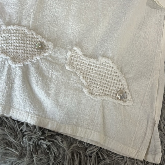 White Linen top M crochet fish embellished shell buttons split hem notched neck - Picture 2 of 6